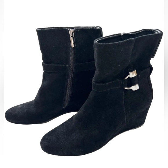 Bandolino Suede Wedge Booties in Black with Silver Hardware. Size 7 - Picture 3 of 10